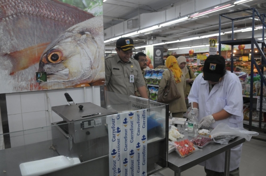 Jelang Imlek, Dinas Peternakan sidak makanan di Carrefour