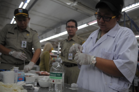 Jelang Imlek, Dinas Peternakan sidak makanan di Carrefour