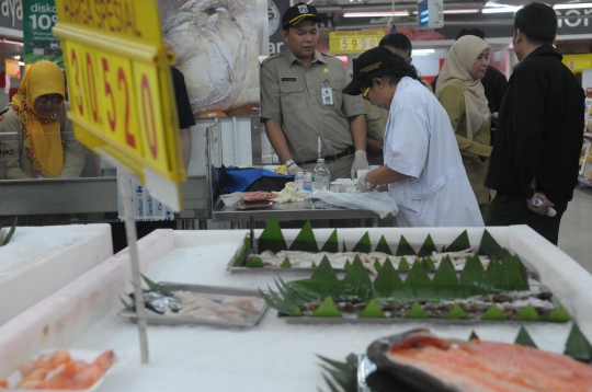 Jelang Imlek, Dinas Peternakan sidak makanan di Carrefour