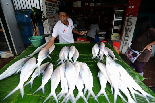 Jelang Imlek, ikan bandeng Pasar Bunga Rawa Belong ramai diburu