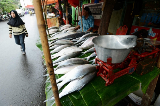 Jelang Imlek, ikan bandeng Pasar Bunga Rawa Belong ramai diburu