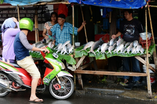 Jelang Imlek, ikan bandeng Pasar Bunga Rawa Belong ramai diburu
