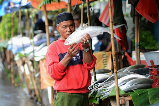 Jelang Imlek, ikan bandeng Pasar Bunga Rawa Belong ramai diburu