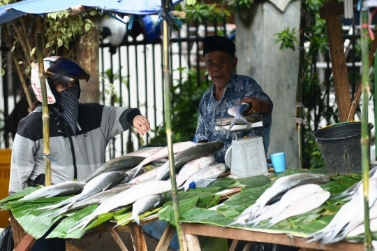 Jelang Imlek, ikan bandeng Pasar Bunga Rawa Belong ramai diburu