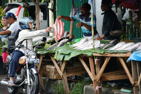 Jelang Imlek, ikan bandeng Pasar Bunga Rawa Belong ramai diburu