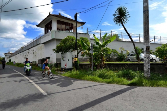 Eksekusi mati ditunda, keluarga duo Bali Nine padati Lapas Kerobokan