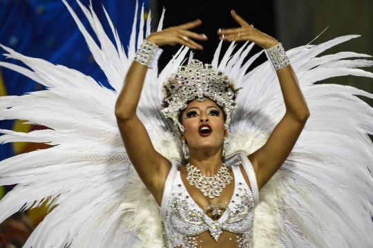 Gaya seksi selebritis Brasil menari samba meriahkan Karnaval Parede