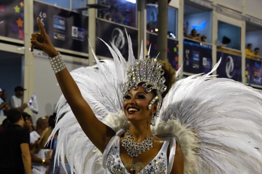 Gaya seksi selebritis Brasil menari samba meriahkan Karnaval Parede