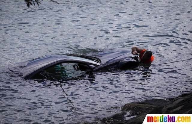 Foto : Dramatisnya penyelamatan wanita dalam BMW yang 