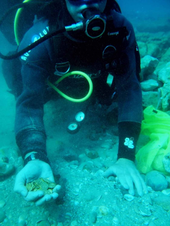 Menakjubkan, ribuan emas kuno ditemukan di dasar laut Israel