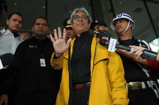 Berjaket kuning, alumni dan mahasiswa UI gelar aksi Save KPK