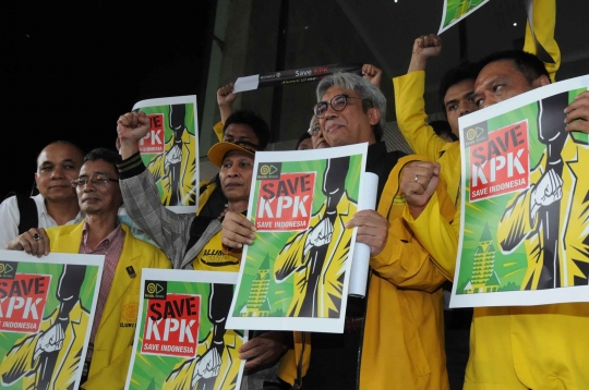 Berjaket kuning, alumni dan mahasiswa UI gelar aksi Save KPK