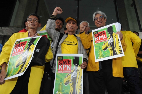 Berjaket kuning, alumni dan mahasiswa UI gelar aksi Save KPK