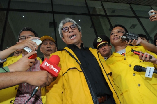 Berjaket kuning, alumni dan mahasiswa UI gelar aksi Save KPK