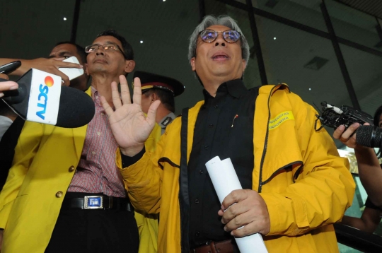 Berjaket kuning, alumni dan mahasiswa UI gelar aksi Save KPK