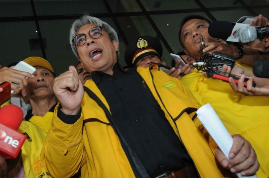 Berjaket kuning, alumni dan mahasiswa UI gelar aksi Save KPK