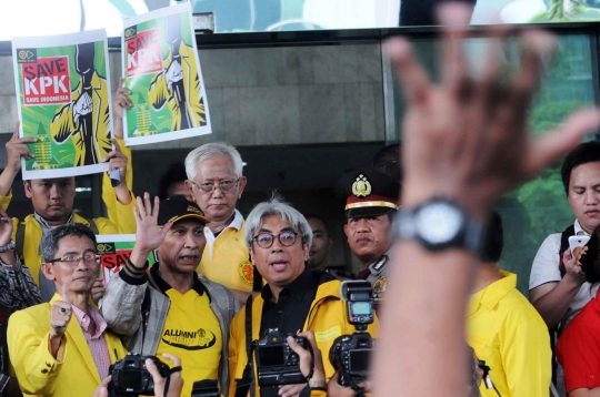 Berjaket kuning, alumni dan mahasiswa UI gelar aksi Save KPK