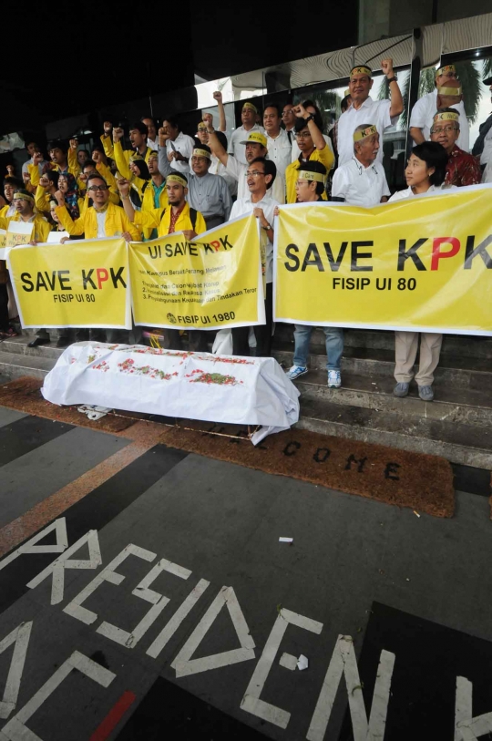 Berjaket kuning, alumni dan mahasiswa UI gelar aksi Save KPK