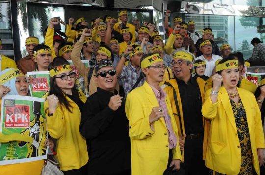 Berjaket kuning, alumni dan mahasiswa UI gelar aksi Save KPK