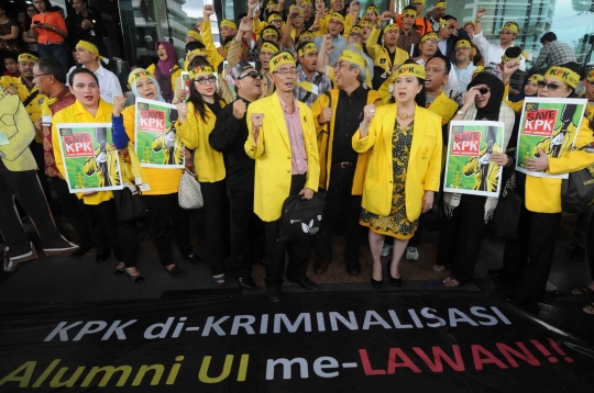 Berjaket kuning, alumni dan mahasiswa UI gelar aksi Save KPK