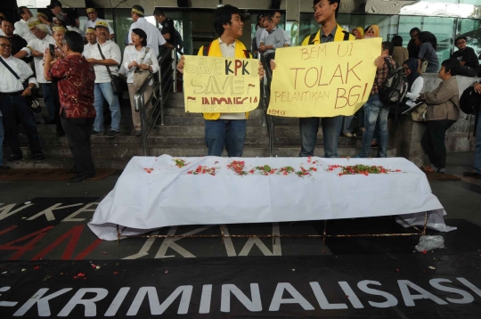 Berjaket kuning, alumni dan mahasiswa UI gelar aksi Save KPK