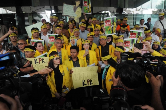 Berjaket kuning, alumni dan mahasiswa UI gelar aksi Save KPK