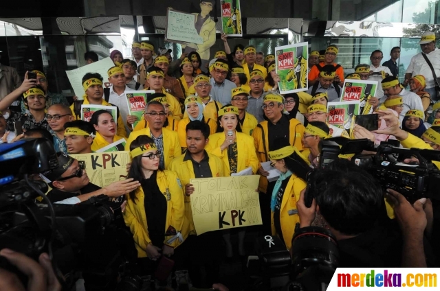 Foto : Berjaket kuning, alumni dan mahasiswa UI gelar aksi 