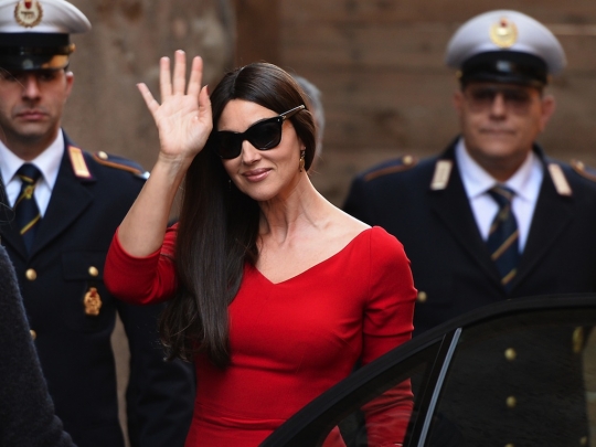 Pesona Monica Bellucci bergaun merah dan berkacamata hitam