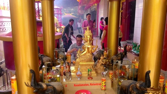 Kekhusyukan umat Budha berdoa rayakan Imlek di negeri Serambi Mekkah