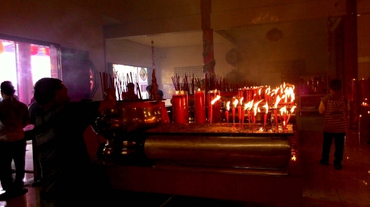 Kekhusyukan umat Budha berdoa rayakan Imlek di negeri Serambi Mekkah