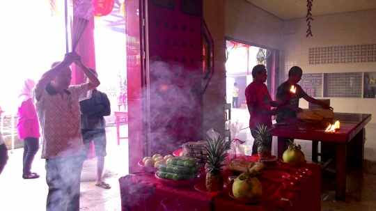 Kekhusyukan umat Budha berdoa rayakan Imlek di negeri Serambi Mekkah