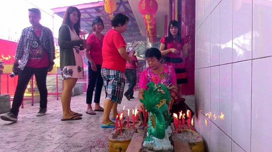 Kekhusyukan umat Budha berdoa rayakan Imlek di negeri Serambi Mekkah