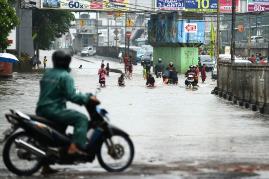 Banjir setengah meter, lalu lintas Jalan Gunung Sahari dialihkan