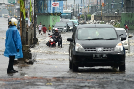 Banjir setengah meter, lalu lintas Jalan Gunung Sahari dialihkan