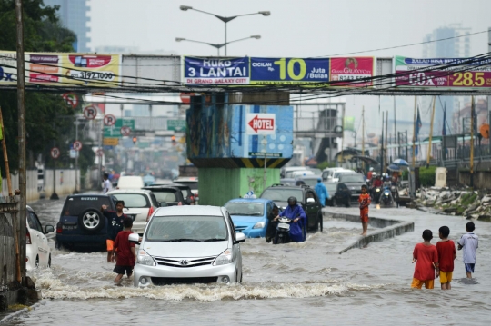 Banjir setengah meter, lalu lintas Jalan Gunung Sahari dialihkan