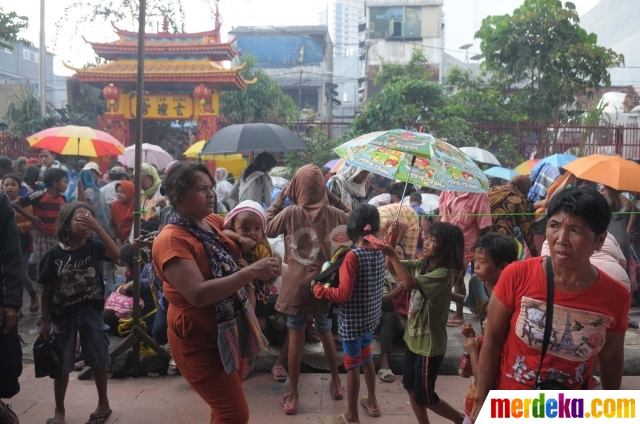 Foto : Ratusan pemburu angpau penuhi kelenteng di Petak 