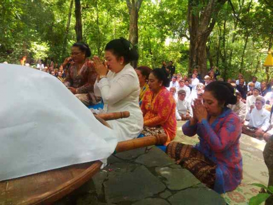 Doakan bangsa, Keraton Surakarta kubur kerbau simbol kebodohan