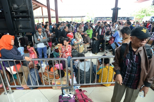 Delay, ratusan penumpang Lion Air terlantar di depan loket