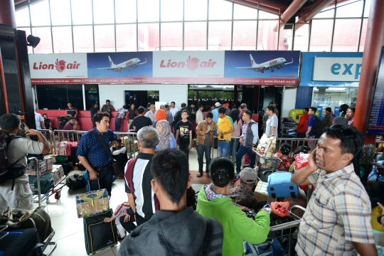 Delay, ratusan penumpang Lion Air terlantar di depan loket