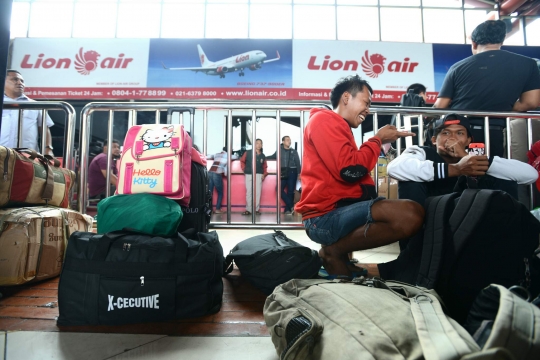 Delay, ratusan penumpang Lion Air terlantar di depan loket