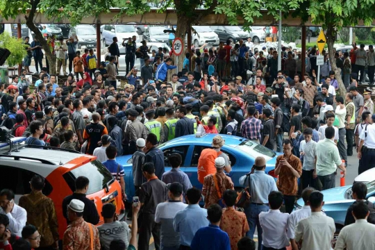 Penerbangan ditunda, ratusan penumpang Lion Air blokir bandara