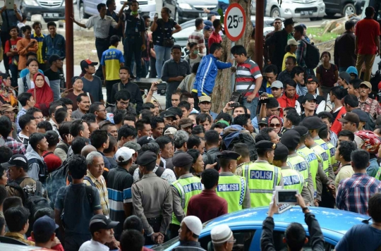 Penerbangan ditunda, ratusan penumpang Lion Air blokir bandara