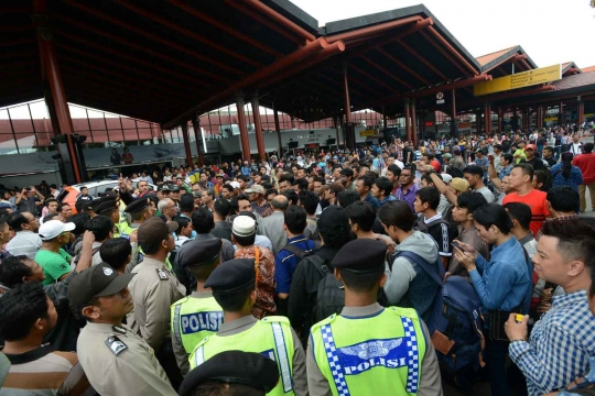 Penerbangan ditunda, ratusan penumpang Lion Air blokir bandara