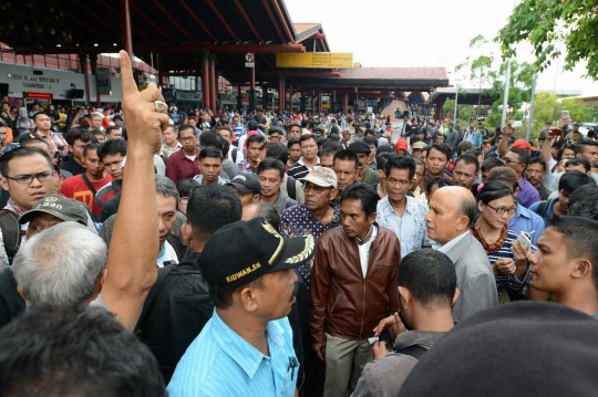 Penerbangan ditunda, ratusan penumpang Lion Air blokir bandara