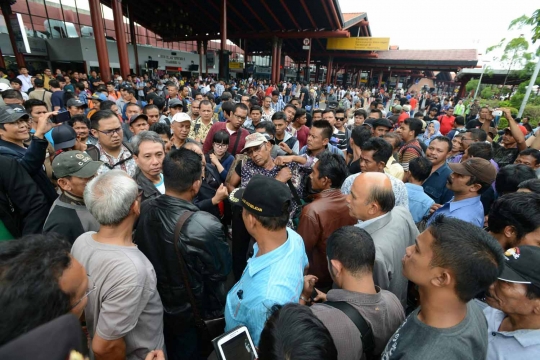 Penerbangan ditunda, ratusan penumpang Lion Air blokir bandara