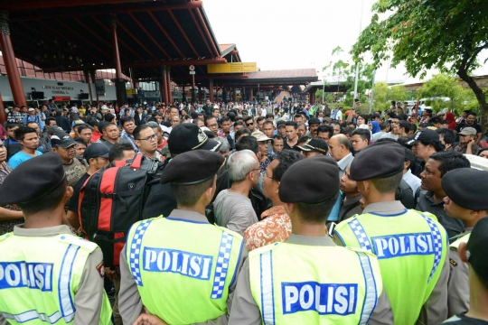 Penerbangan ditunda, ratusan penumpang Lion Air blokir bandara