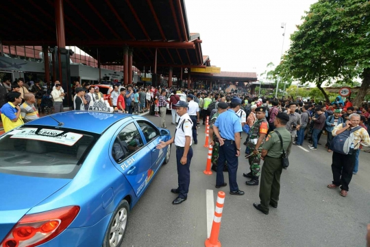 Penerbangan ditunda, ratusan penumpang Lion Air blokir bandara