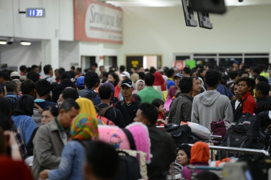 Terlantar, ratusan penumpang Lion Air menumpuk di dalam bandara