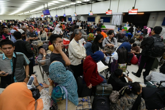 Terlantar, ratusan penumpang Lion Air menumpuk di dalam bandara