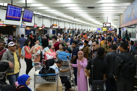 Terlantar, ratusan penumpang Lion Air menumpuk di dalam bandara